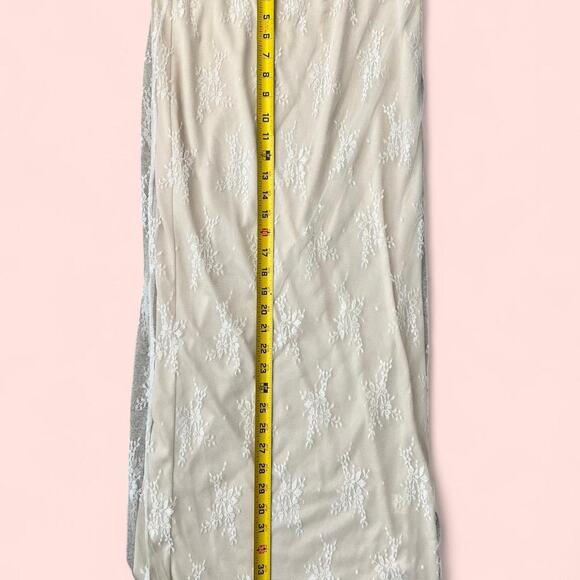 Cream lace maxi skirt - Picture 3 of 3